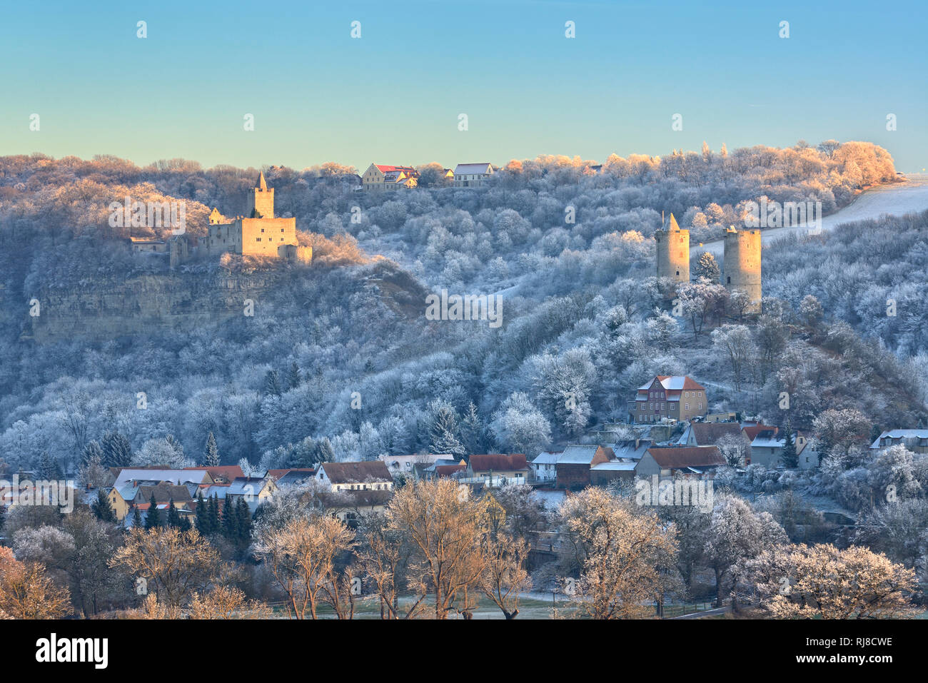 Deutschland, Sachsen-Anhalt, Burgenlandkreis, Bad Kösen, Saaletal, Ruine Rudelsburg, Burg und Dorf Saaleck, inverno, Raureif, Abendlicht Foto Stock