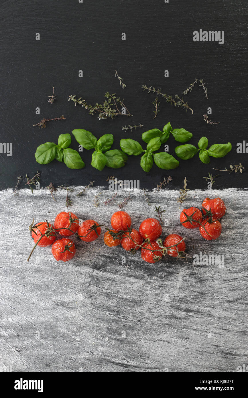 Gebackene Tomaten mit Basilikum und Thymian Foto Stock