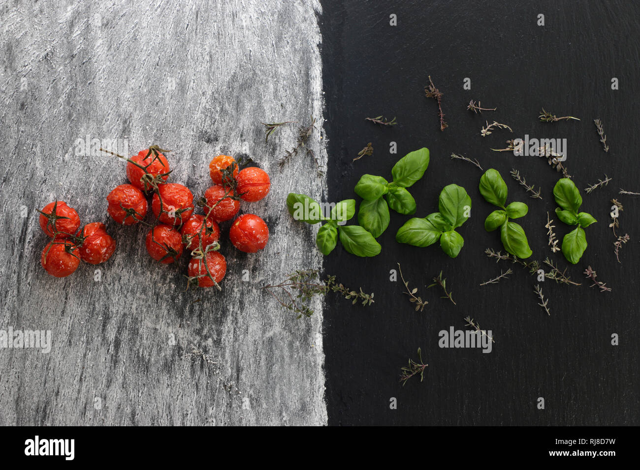 Gebackene Tomaten mit Basilikum und Thymian Foto Stock