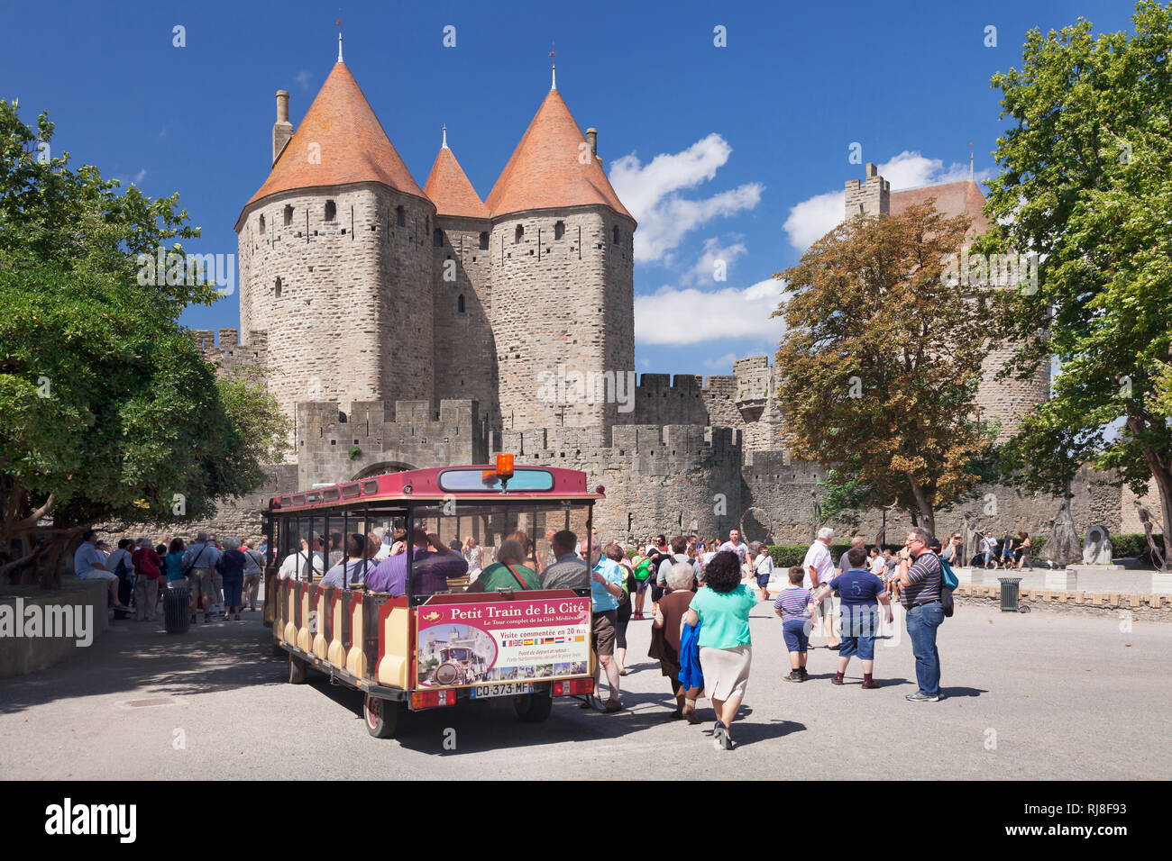 Touristenzug vor der La Cite, mittelalterliche Festungsstadt, Carcassonne, UNESCO Weltkulturerbe, Languedoc-Roussillon, Südfrankreich, Frankreich Foto Stock