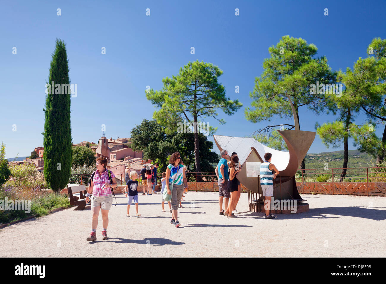 Touristen am Eingang zu den Les Sentiers des Ocres, hinten Roussillon, Provenza, Provence-Alpes-Côte d'Azur, Südfrankreich, Frankreich, Europa Foto Stock