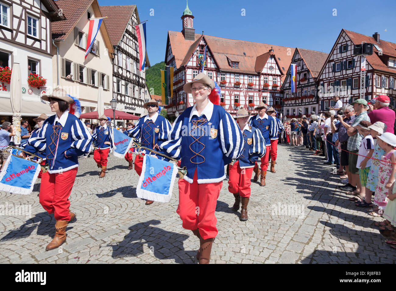 Fanfarenzug beim historischen Festumzug beim Uracher Schäferlauf, Bad Urach, Baden-Württemberg, Deutschland Foto Stock