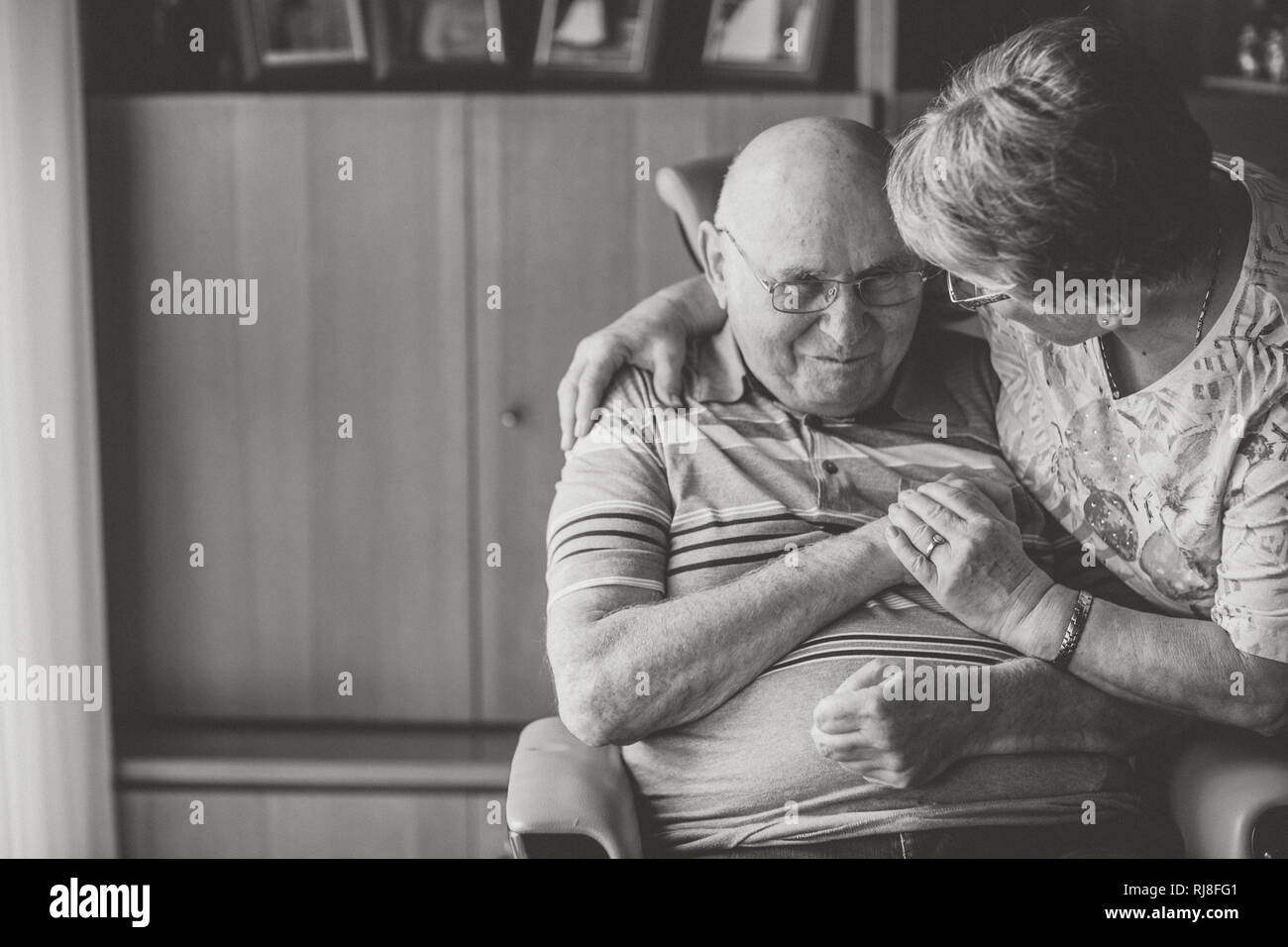 Seniorenpaar Zuhause, Mann im Rollstuhl, s/w Foto Stock