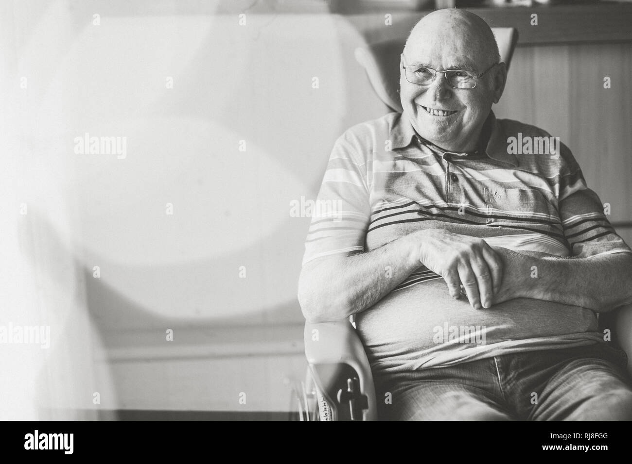 Alter Mann im Rollstuhl, lächeln, s/w Foto Stock