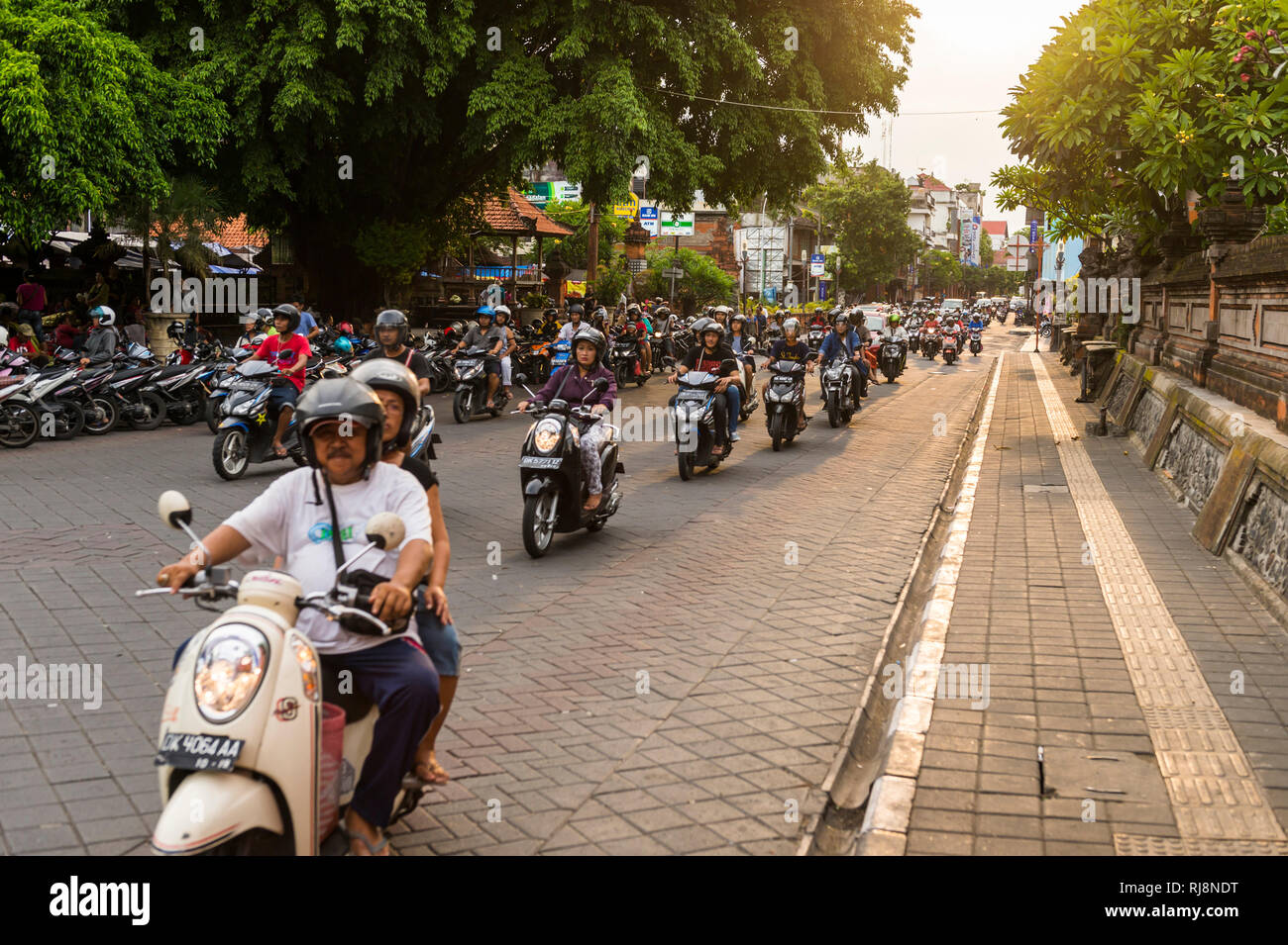 Denpasar, die Jalan Gajah Mada Straße, Verkehr, Motorroller Foto Stock