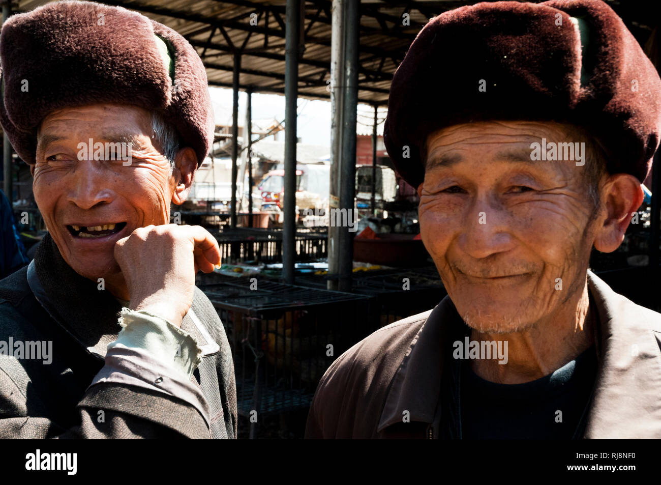 Markt di Lijiang, sehr alte Zwillinge Foto Stock