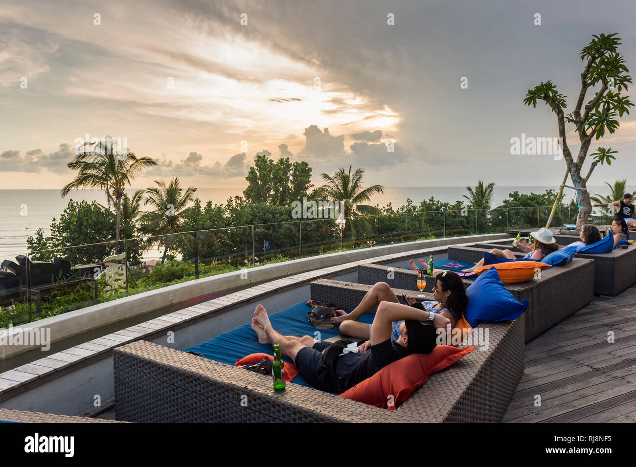 Kuta, Bar in der passeggiata sulla spiaggia Shopping Mall, Touristen, Foto Stock