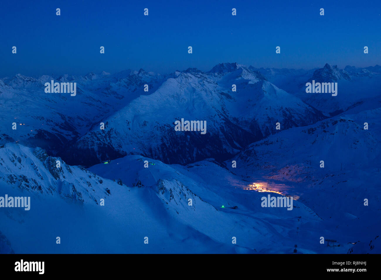 Blick von der Valluga nach St. Christoph im Tal bei Nacht, Skigebiet St. Anton am Arlberg, Lechtaler Alpen, Tirol Österreich Foto Stock
