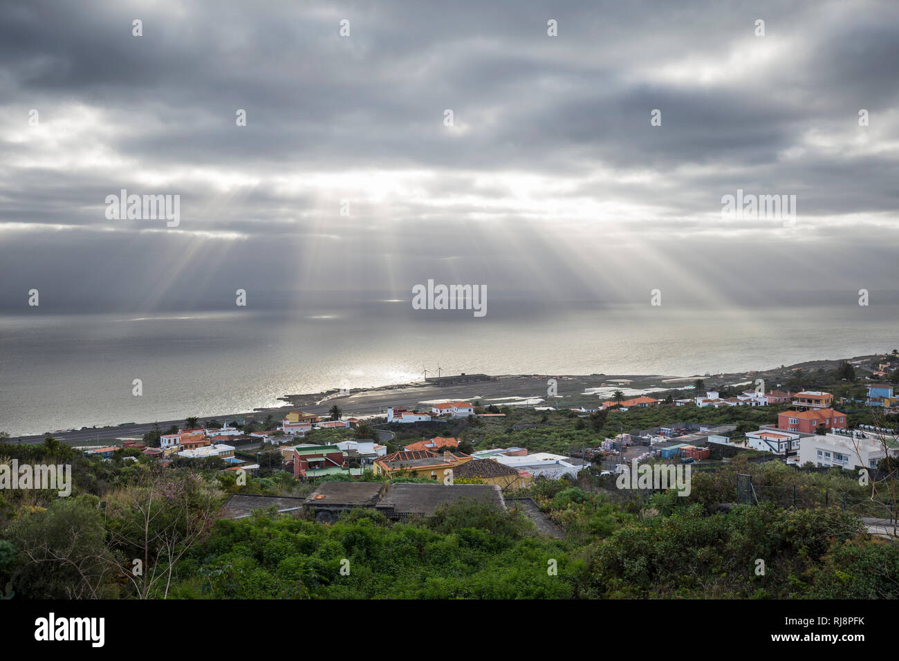 Blick Richtung Flughafen auf den Atlantischen Ozean, Sonnenstrahlen dringen durch die Wolkendecke, La Palma, Kanarische isole, Spanien Foto Stock