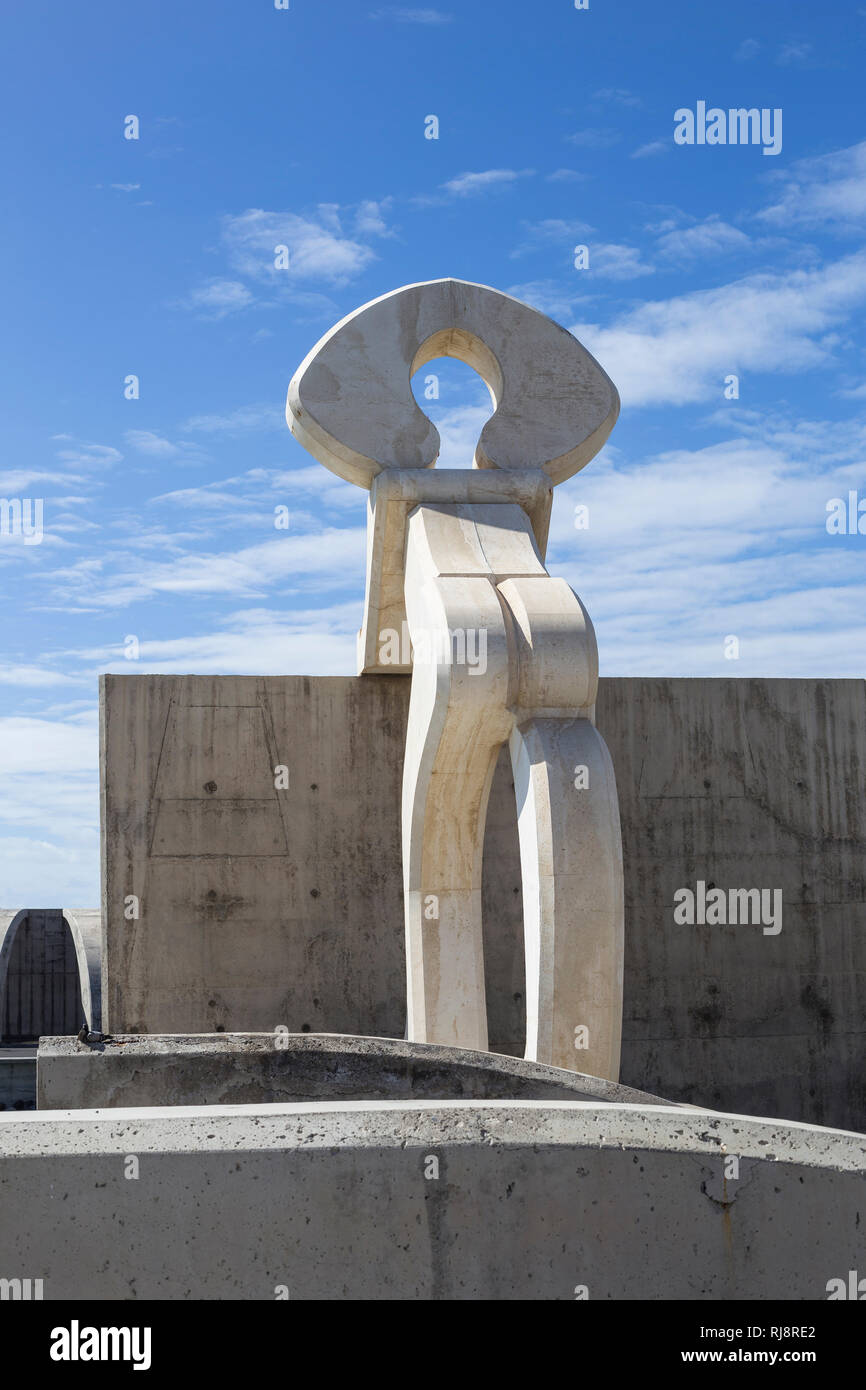 Betonfigur am Wellenbrecher bzw. in der Hafeneinfahrt von Puerto de Tazacorte, La Palma, Kanarische isole, Spanien Foto Stock