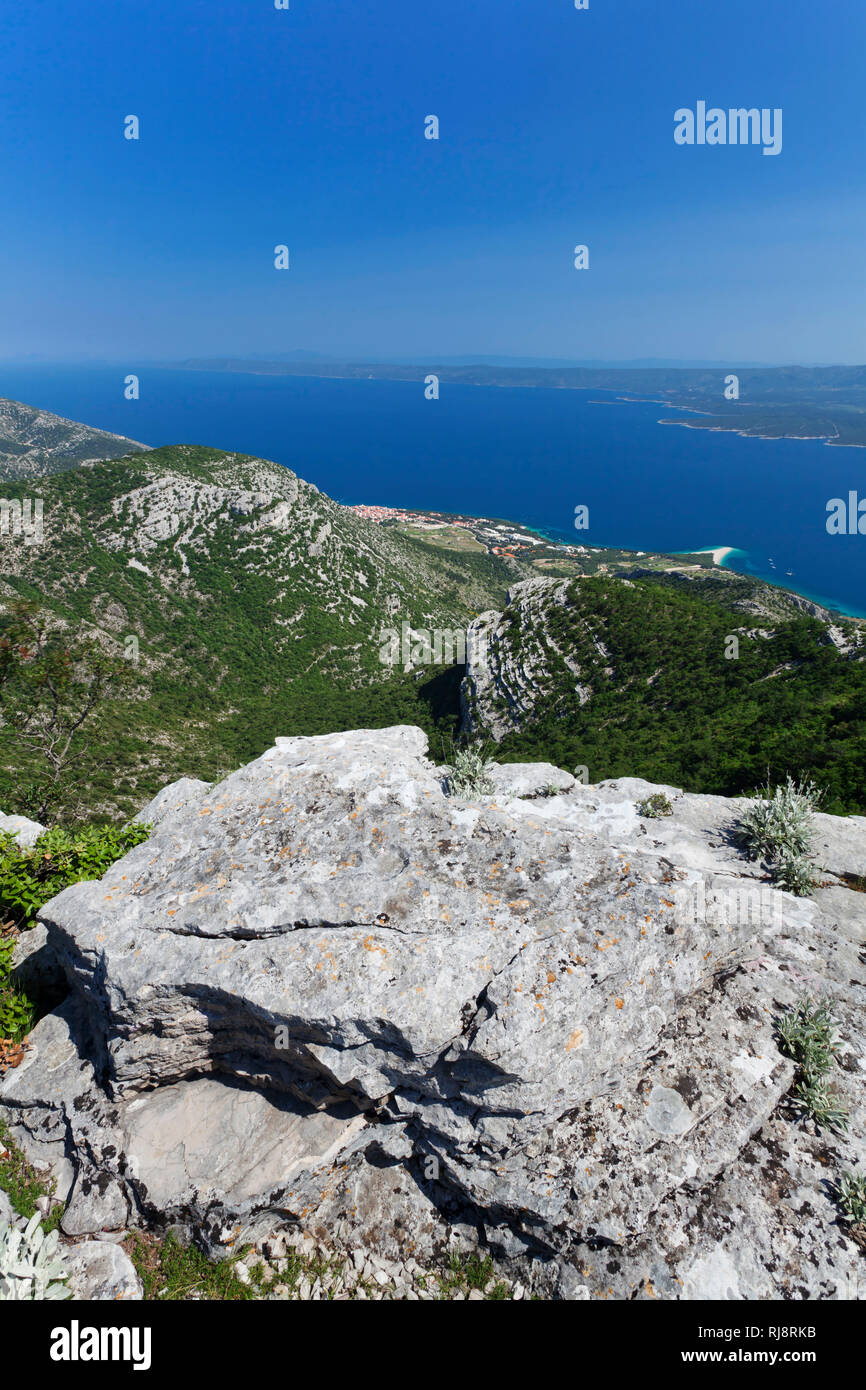 Blick vom Vidova Gora auf Bol, das Goldene Horn und die Insel Hvar, Insel Brac, Dalmatien, Kroatien Foto Stock