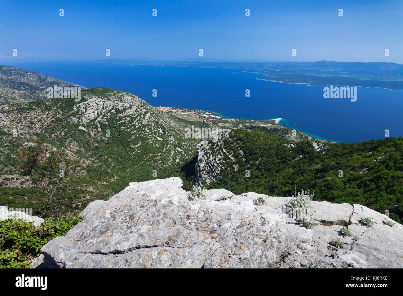 Blick vom Vidova Gora auf Bol, das Goldene Horn und die Insel Hvar, Insel Brac, Dalmatien, Kroatien Foto Stock