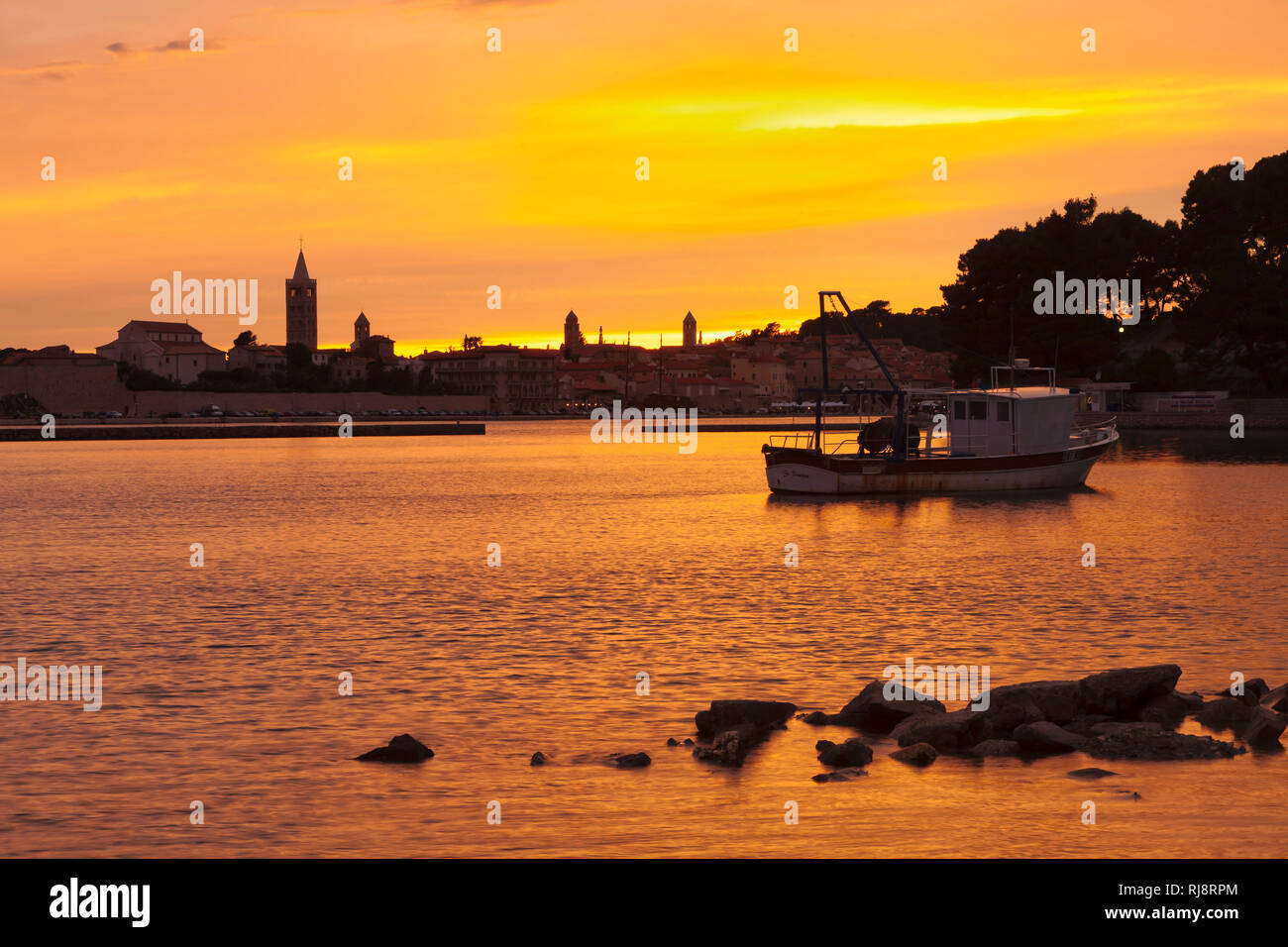 Blick zur Stadt Rab bei Sonnenuntergang, Insel Rab, Kvarner Bucht, Kroatien Foto Stock