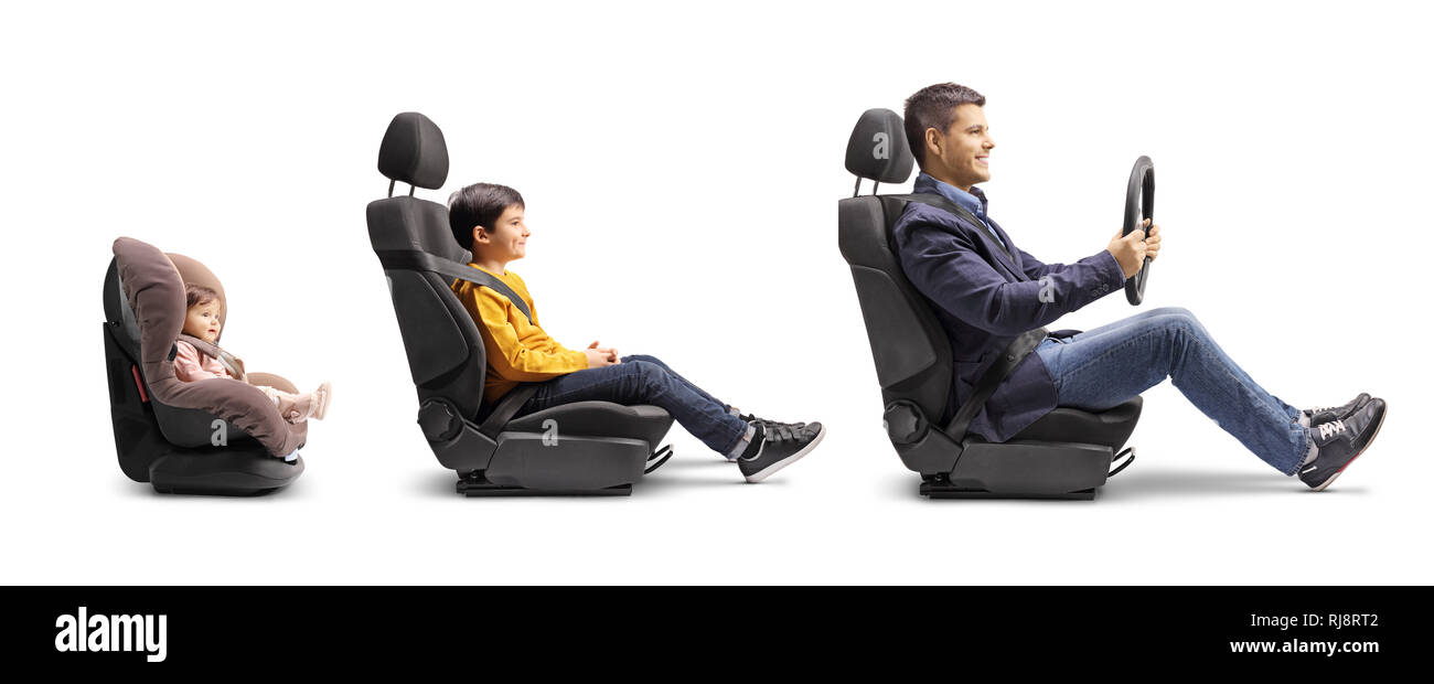 Lunghezza piena ripresa di profilo di un padre in un sedile di vettura tenendo un volante con figlio e baby dietro in seggiolini per auto isolati su sfondo bianco Foto Stock