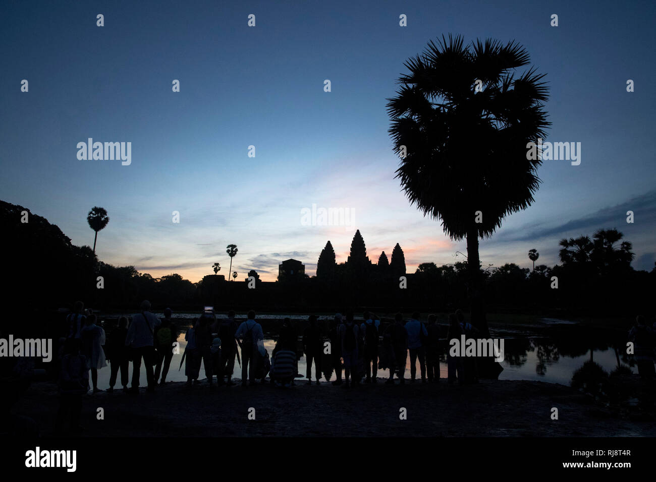 Siem Reap, Angkor, Angkor Wat Tempel, Sonnenaufgang mit Touristen vor dem Haupttempel Foto Stock