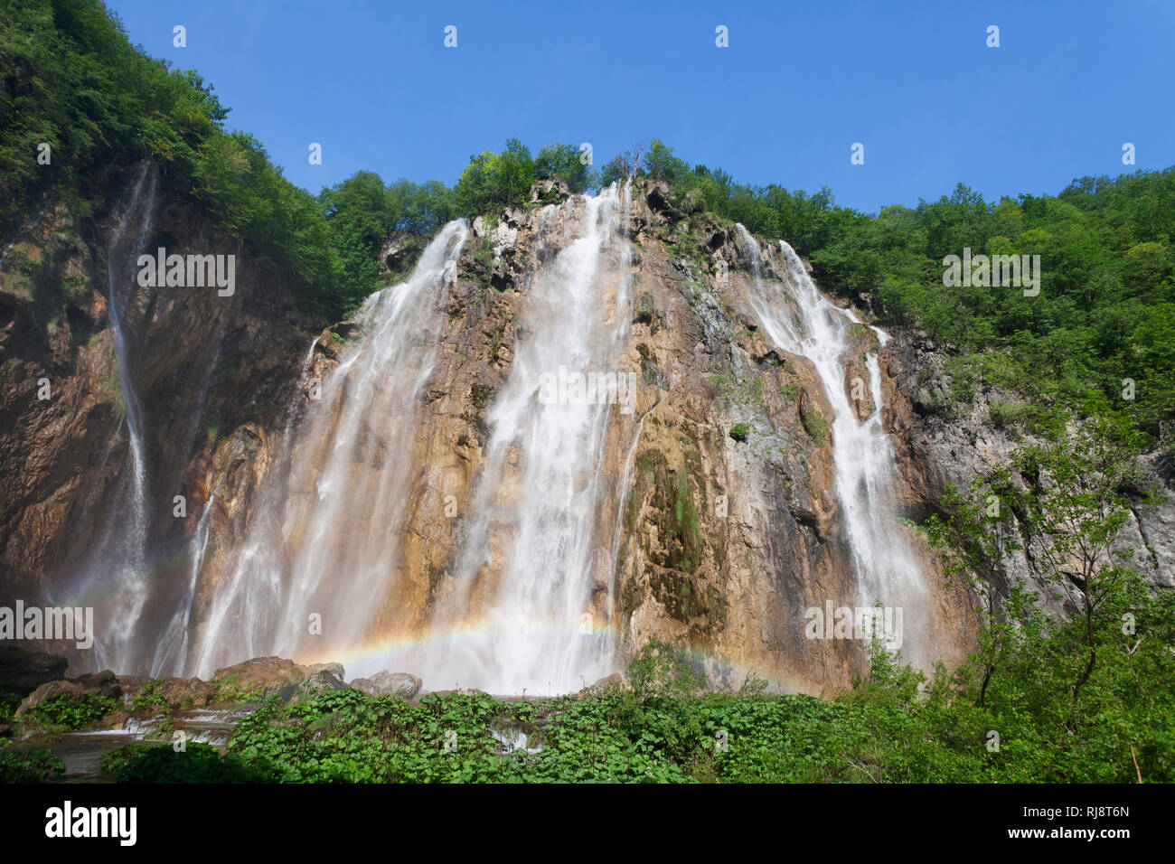 Regenbogen un einem Wasserfall Veliki Slap, Nationalpark Plitvicer visto, UNESCO Weltnaturerbe, Kroatien Foto Stock