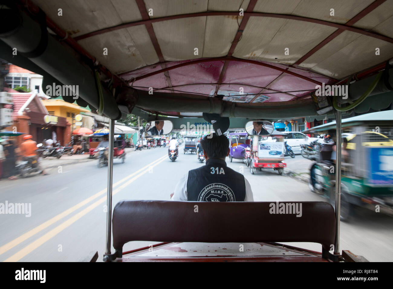 Kambodscha, Phnom Penh, Straßenszene, Fahrt in einem Tuk Tuk Taxi Foto Stock