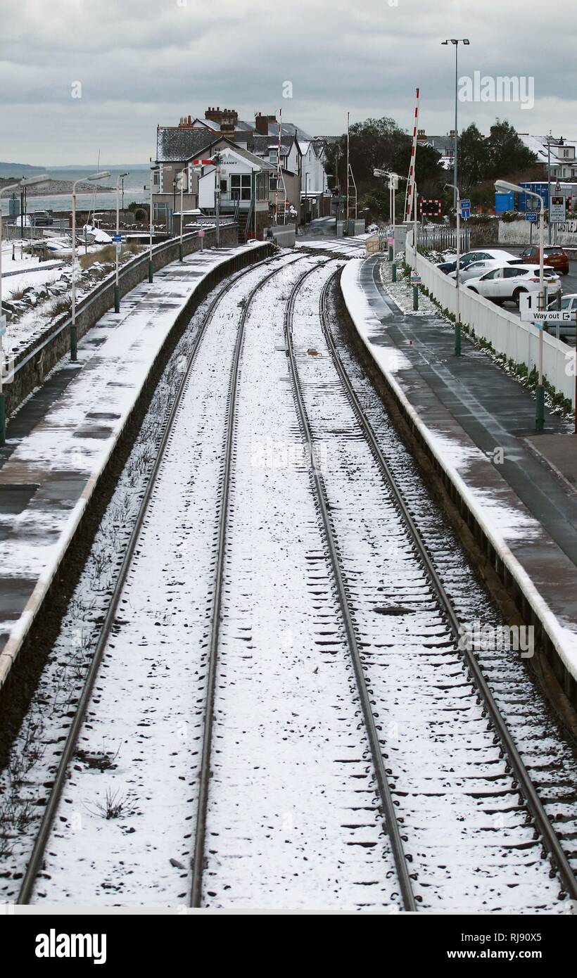 I treni sono ancora in esecuzione a Deganwy stazione. Il 27 febbraio 2018. Foto Stock
