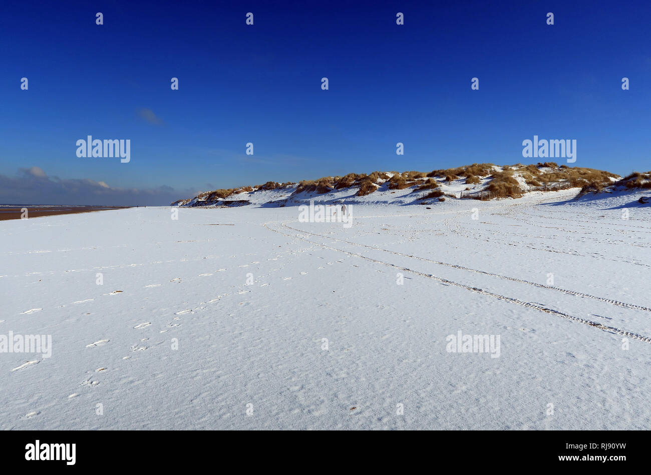 Paesaggio di neve sul Formby Beach, Liverpool. Formby, Sefton nel Merseyside, Inghilterra. Il 27 febbraio 2018. Foto Stock