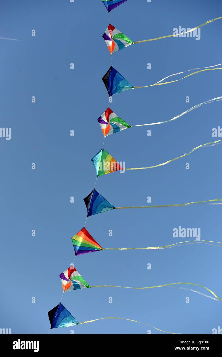 Crosby Gruppo Kite e Kite settentrionale gruppo display Blundelsands a. Lunedì 7 maggio 2018. Foto Stock