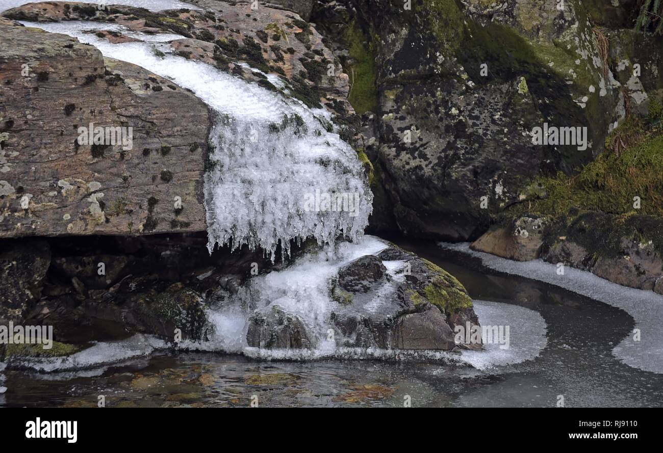 A causa del gelo il fiume peris che corre giù Llanberis pass e l'altra acqua caduta ha congelato. Lunedì 26 Febbraio 2018. Foto Stock