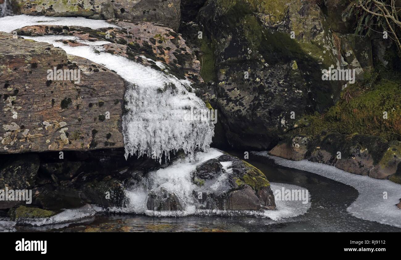 A causa del gelo il fiume peris che corre giù Llanberis pass e l'altra acqua caduta ha congelato. Lunedì 26 Febbraio 2018. Foto Stock