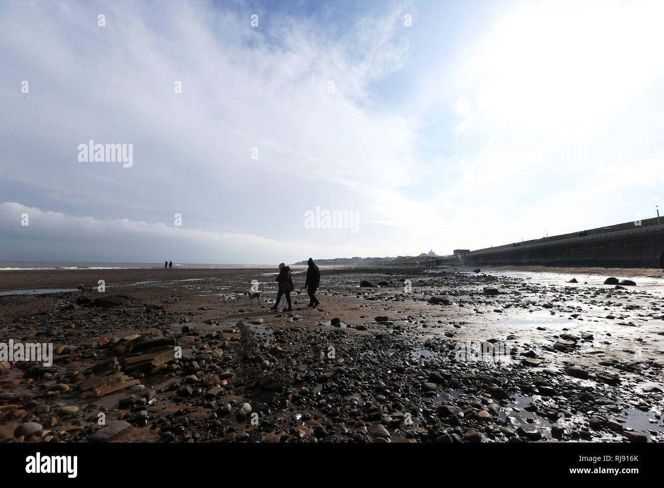 Whitley Bay spiaggia coperta in pietre e rocce dopo le recenti intemperie, giovedì 8 marzo 2018. Foto Stock
