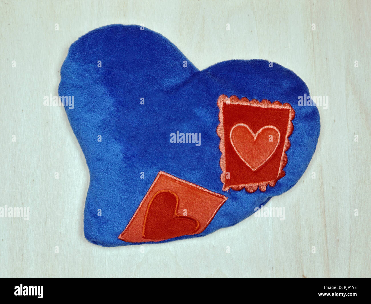 Peluche blu a forma di cuore con carte rosse Foto Stock