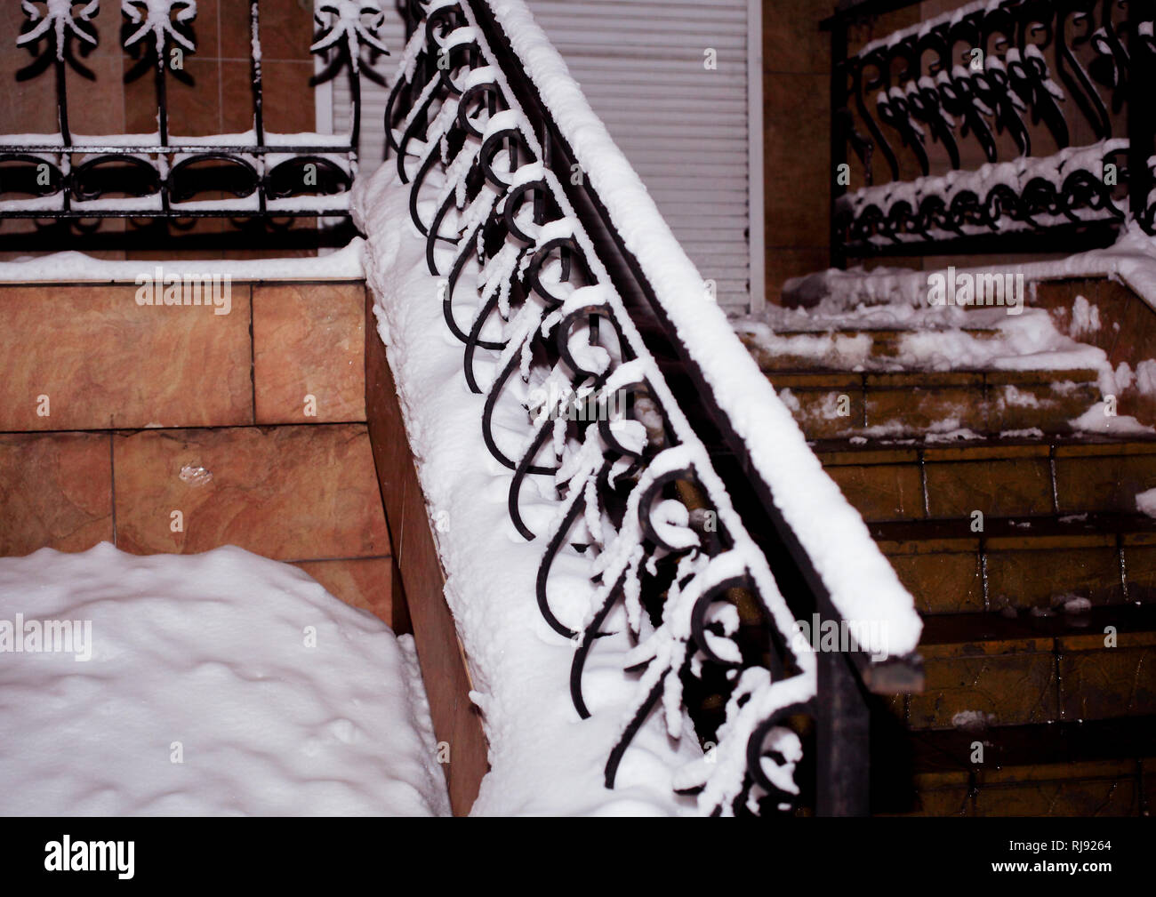 Coperte di neve bella corrimano della scala principale. Foto Stock