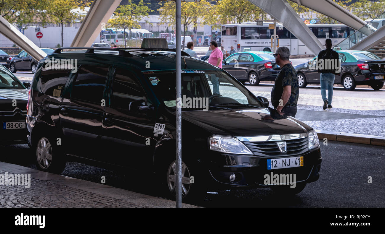 Lisbona, Portogallo - 7 Maggio 2018: i taxi auto parcheggiata di fronte Oriente stazione Intermodale di Lisbona, una stazione ferroviaria e stazione stradale completata nel 1998 per Expo Foto Stock