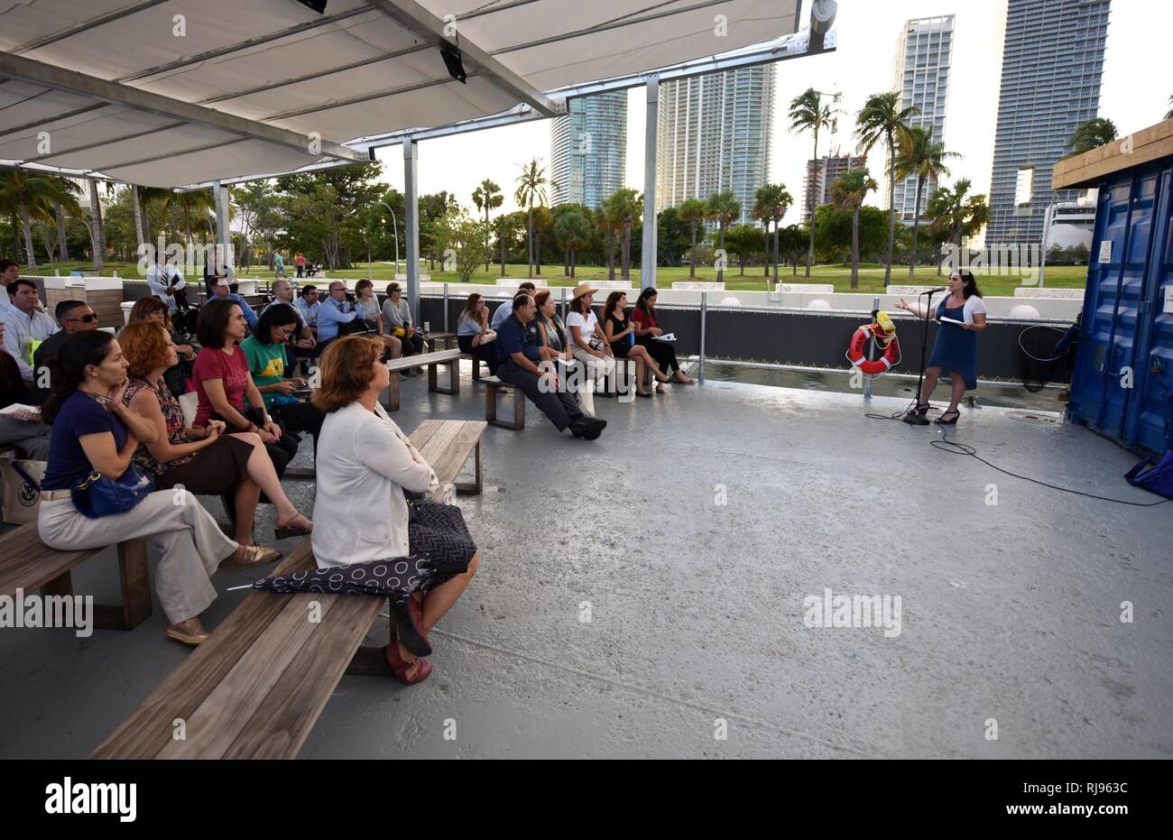 Keren pallottole, un clima, politica e analista geospaziale per la South Florida Consiglio Regionale, presenta la sua TEDx parlare "galleggianti al di sopra della marea crescente dibattito" per il personale dal Department of Homeland Security su nov. 3, 2016 presso il DHS Sostenibilità Expo ora a Miami Science Barge in Miami, FL. Il talk esamina quali aumento del mare avrà un aspetto simile a Miami e gli indirizzi comuni idee sbagliate su di innalzamento del livello del mare. (Coast Guard Foto Stock