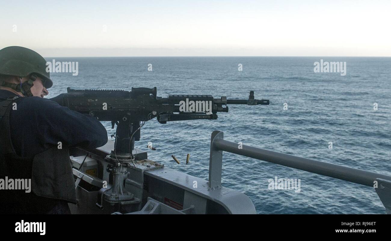 Oceano Pacifico (nov. 2, 2016) Petty Officer 1. Classe Jared al lordo degli incendi un M240B mitragliatrice off il ponte di tribordo ala della Ticonderoga-class guidato-missili cruiser USS Lake Champlain (CG 57) durante una fase di pre-azione calibrazione obiettivo esercitazione antincendio. Lake Champlain è attualmente in corso con Carrier Strike gruppo una conduzione di training composito dell'Unità Esercizio in preparazione per una futura installazione. Foto Stock