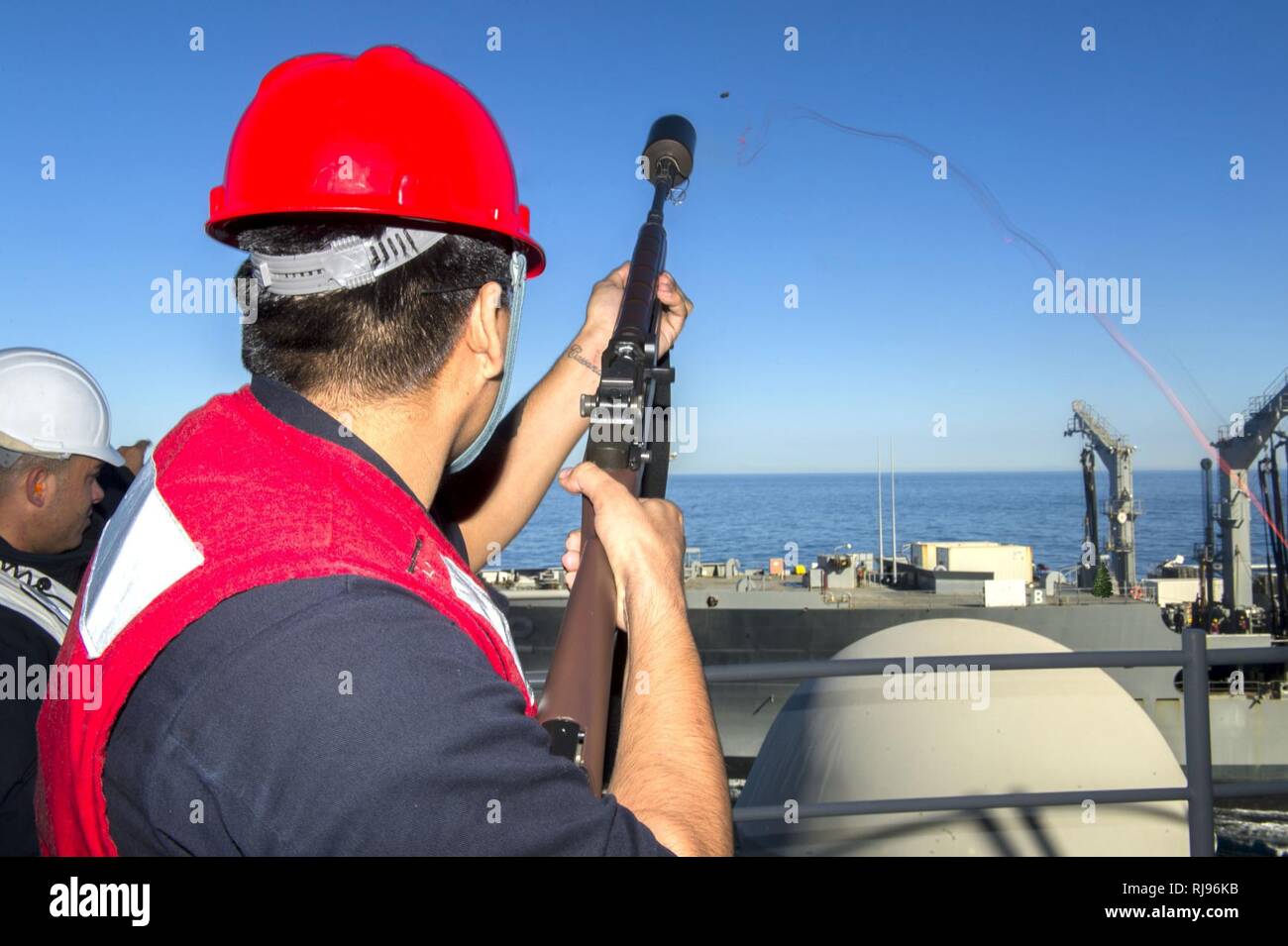 Oceano Pacifico (nov. 3, 2016) Petty Officer 2a classe Esequiel Parra, assegnato a Amphibious Assault nave USS America (LHA 6), spara un colpo la linea per il rifornimento della flotta USNS oliatore Henry J. Kaiser (T-AO 187) durante un rifornimento in mare. L'America è un aviation centric assalto anfibio della nave che supporta Marine aviation requirements, dalla piccole operazioni di emergenza di un expeditionary strike gruppo, alla voce forzato missioni nei principali teatri di guerra. Foto Stock