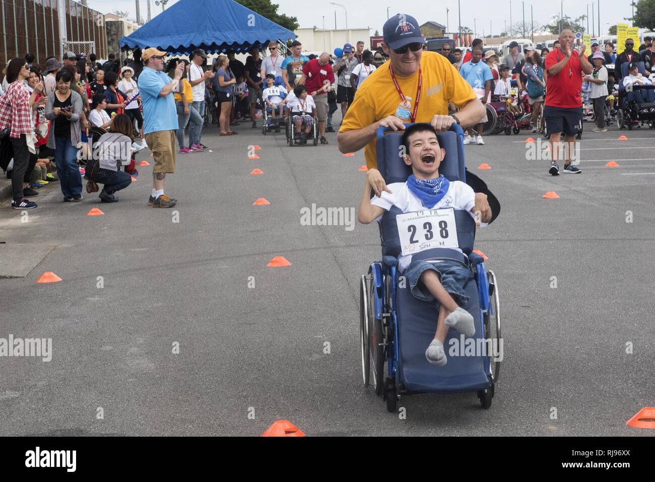 Sou Miyagi, Kadena atleta degli Special Olympics, gare altri atleti in carrozzina dash nov. 5, 2016 a Kadena Air Base, Giappone. Special Olympics è il più grande del mondo organizzazione sportiva per persone con disabilità intellettiva e il XVII KSO annuale trasforma la vita di quasi 900 atleti attraverso la gioia dello sport sulla loro giorno speciale. Foto Stock