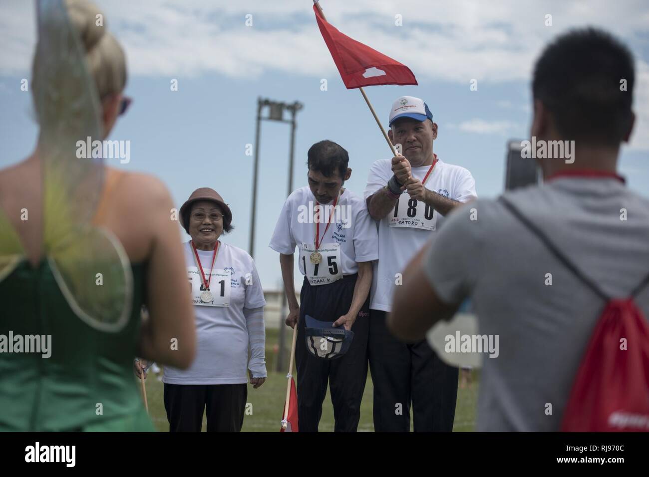 Kadena Offerte atleti olimpionici ricevere riconoscimenti dopo medaling nel Kadena Special Olympics nov. 5, 2016 a Kadena Air Base, Giappone. La Kadena Special Olympics è la più grande comunità outreach evento dell'anno nel teatro del Pacifico la collaborazione quasi 1.000 volontari con quasi 900 esigenze speciali atleti impegnati in più di 50 eventi. Foto Stock