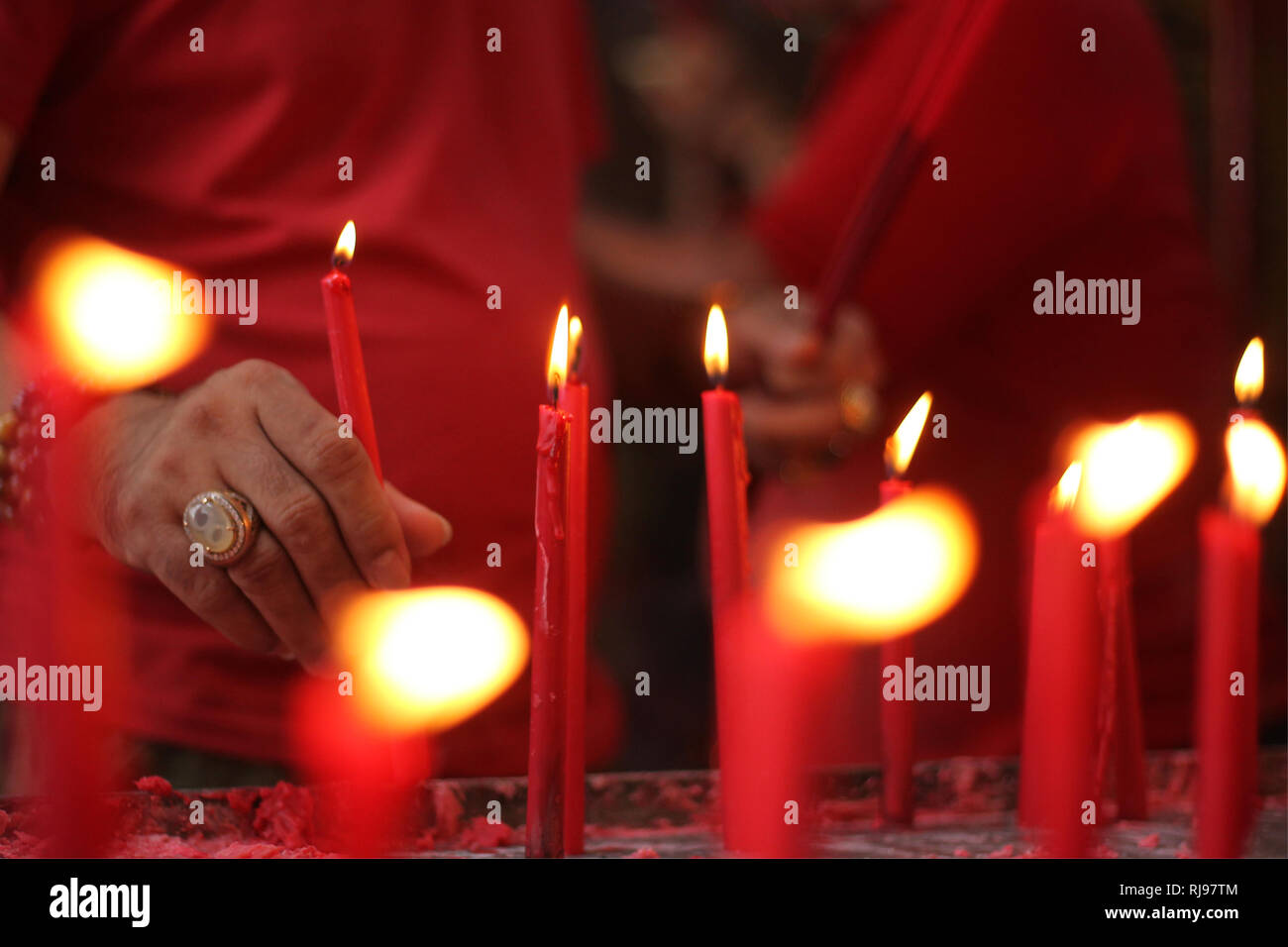 Residenti a pregare nel tempio del Vihara Bakti Dharma per dare il benvenuto al nuovo anno cinese 2019 a Jakarta, Indonesia , 5 gennaio 2019. Foto Stock
