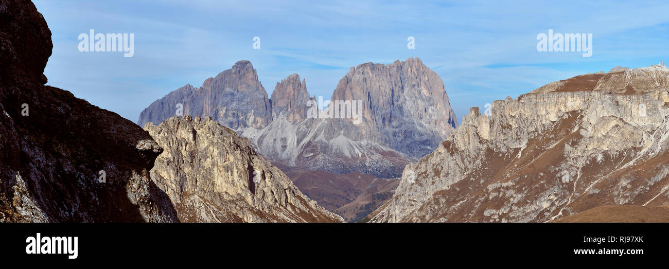 Vista panoramica sul Sassolungo dal di sopra Passo Pordoi, Dolomiti, Italia Foto Stock