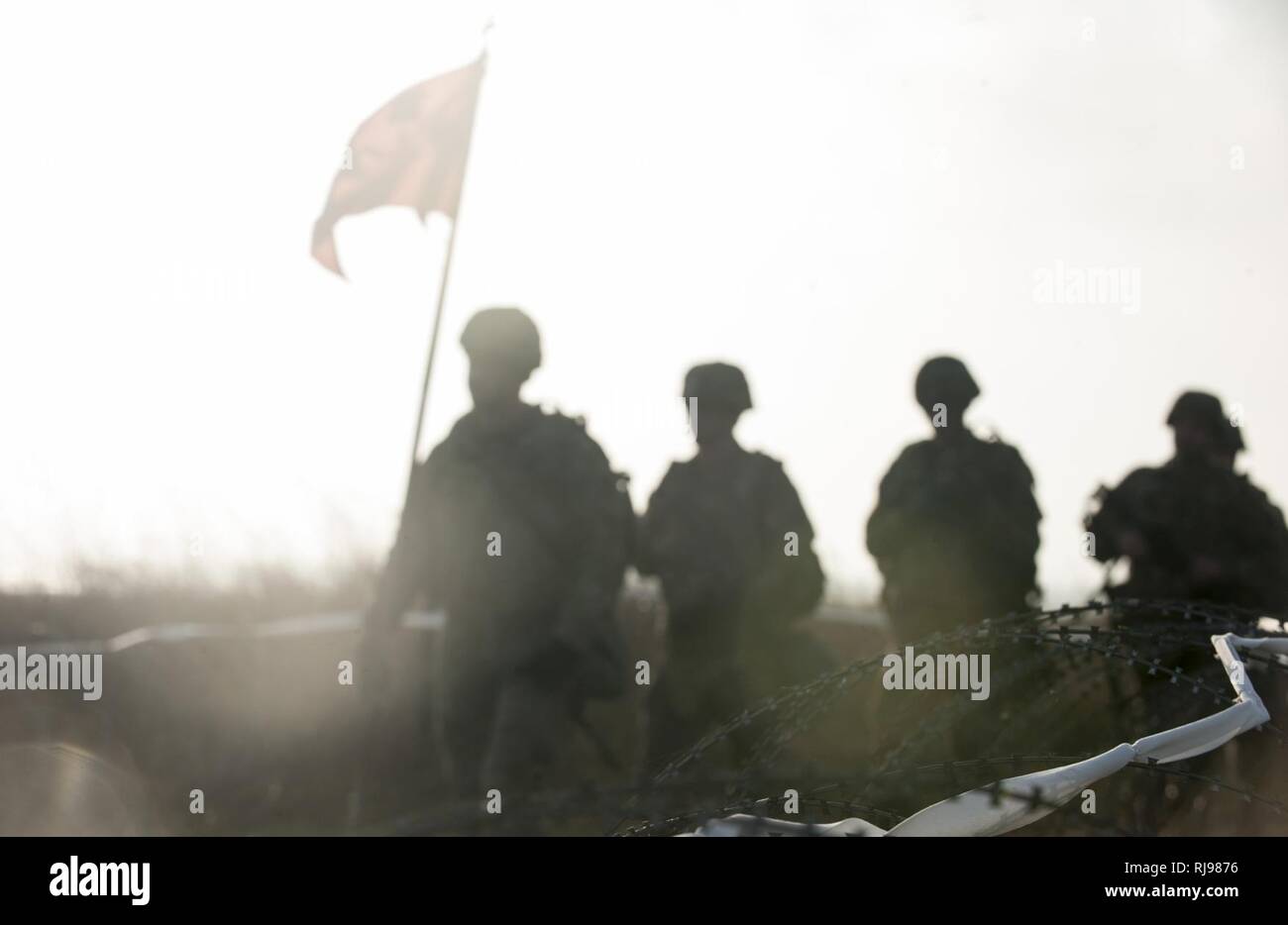 Stati Uniti I soldati dell esercito con il 5° 7° Battaglione di difesa aerea Reggimento di Artiglieria immettere una voce del punto di controllo (ECP) durante un "Patriot Shock" esercizio di Capu Midia, Romania il 6 novembre 2016. Il giro delle prove di esercizio dell'unità di risposta rapido deployment readiness e aumenta l interoperabilità con "Patriot" Missile Systems e i loro partner rumeno. Foto Stock