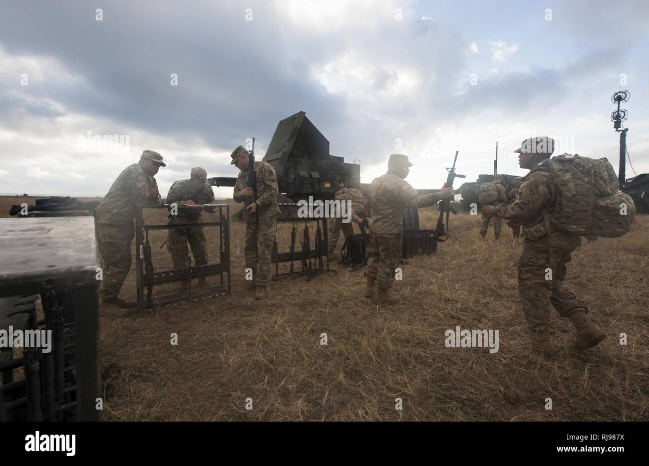 Soldati con il 5° 7° Battaglione di difesa aerea Reggimento di Artiglieria ottenere armi rilasciati durante una "Patriot Shock" esercizio di Capu Midia, Romania il 5 novembre 2016. Il giro delle prove di esercizio dell'unità di risposta rapido deployment readiness e aumenta l interoperabilità con "Patriot" Missile Systems e i loro partner rumeno. Foto Stock