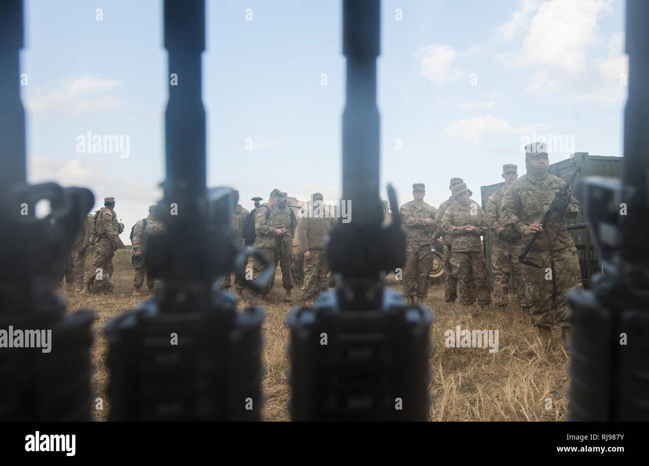 Soldati con il 5° 7° Battaglione di difesa aerea Reggimento di Artiglieria ottenere armi rilasciati durante una "Patriot Shock" esercizio di Capu Midia, Romania il 5 novembre 2016. Il giro delle prove di esercizio dell'unità di risposta rapido deployment readiness e aumenta l interoperabilità con "Patriot" Missile Systems e i loro partner rumeno. Foto Stock