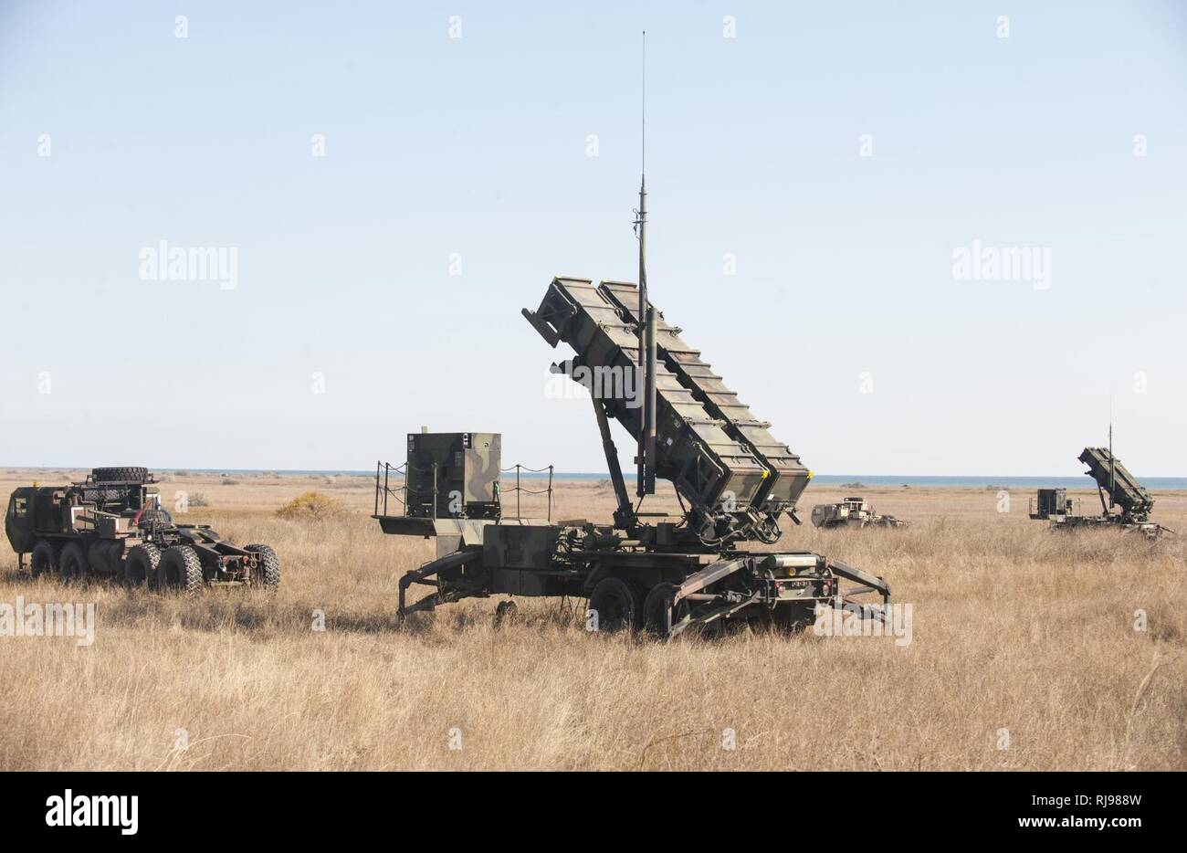 Stati Uniti I soldati dell esercito, con il 5° 7° Battaglione di difesa aerea reggimento di artiglieria, stadio "Patriot" i sistemi di difesa antimissile per un "Patriot Shock" esercizio di Capu Midia, Romania il 4 novembre 2016. Il giro delle prove di esercizio dell'unità di risposta rapido deployment readiness e aumenta l interoperabilità con "Patriot" Missile Systems e i loro partner rumeno. Foto Stock