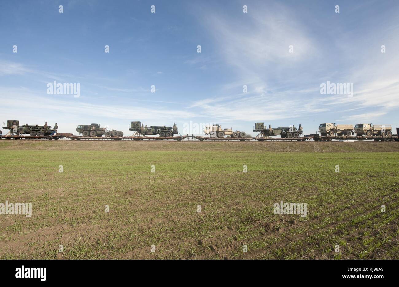 Il supporto militare veicoli, assegnati al 5° 7° Battaglione di difesa aerea reggimento di artiglieria, arrivare a una ferrovia stazione di carico durante un "Patriot Shock" esercizio di Capu Midia, Romania il 2 novembre 2016. Il giro delle prove di esercizio dell'unità di risposta rapido deployment readiness e aumenta l interoperabilità con "Patriot" Missile Systems e i loro partner rumeno. Foto Stock