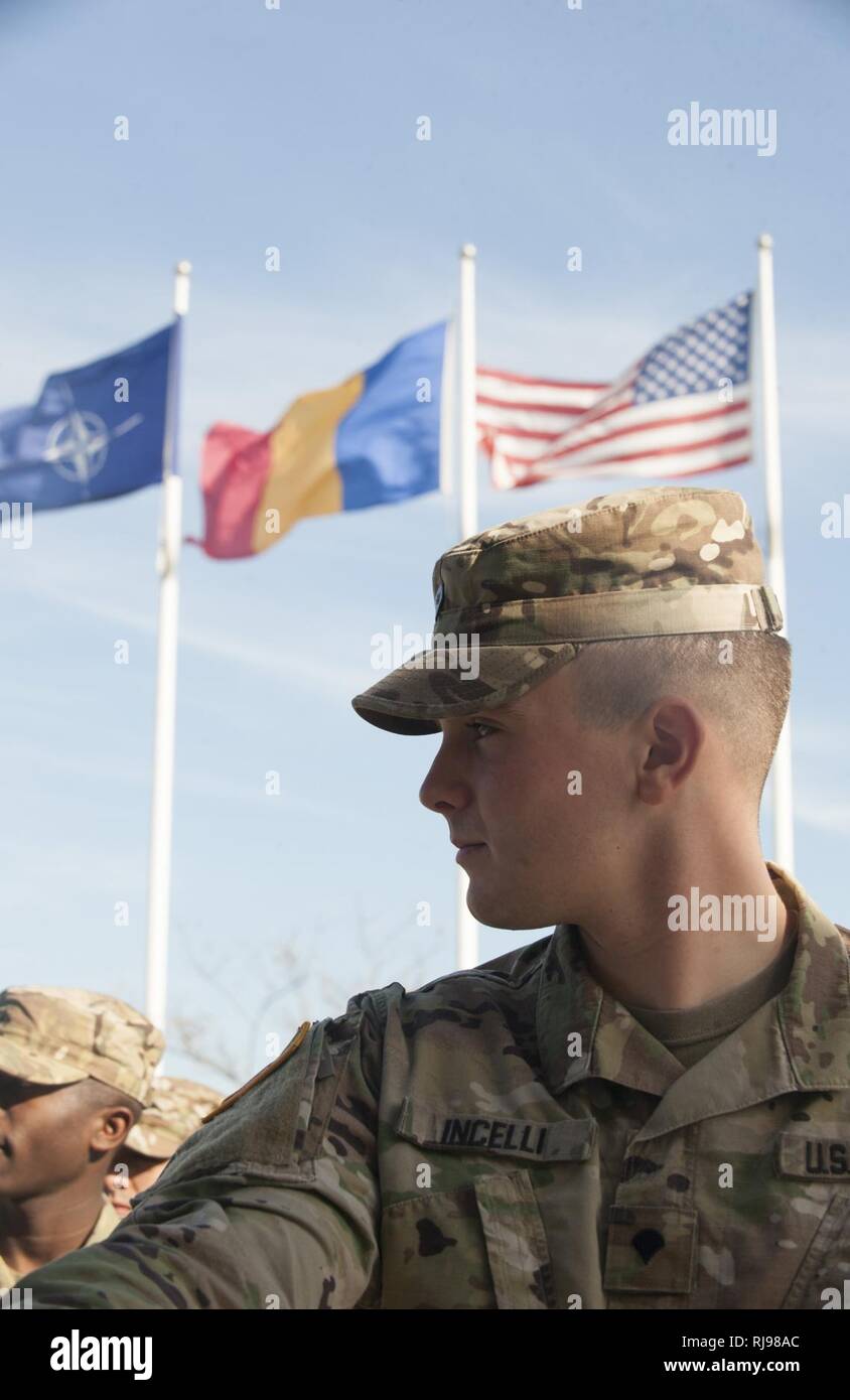 Stati Uniti Specialista dell'esercito Nicholas Incelli, con il 5° 7° Battaglione di difesa aerea reggimento di artiglieria, sorge in formazione durante una "Patriot Shock" esercizio di Capu Midia, Romania il 2 novembre 2016. Il giro delle prove di esercizio dell'unità di risposta rapido deployment readiness e aumenta l interoperabilità con "Patriot" Missile Systems e i loro partner rumeno. Foto Stock