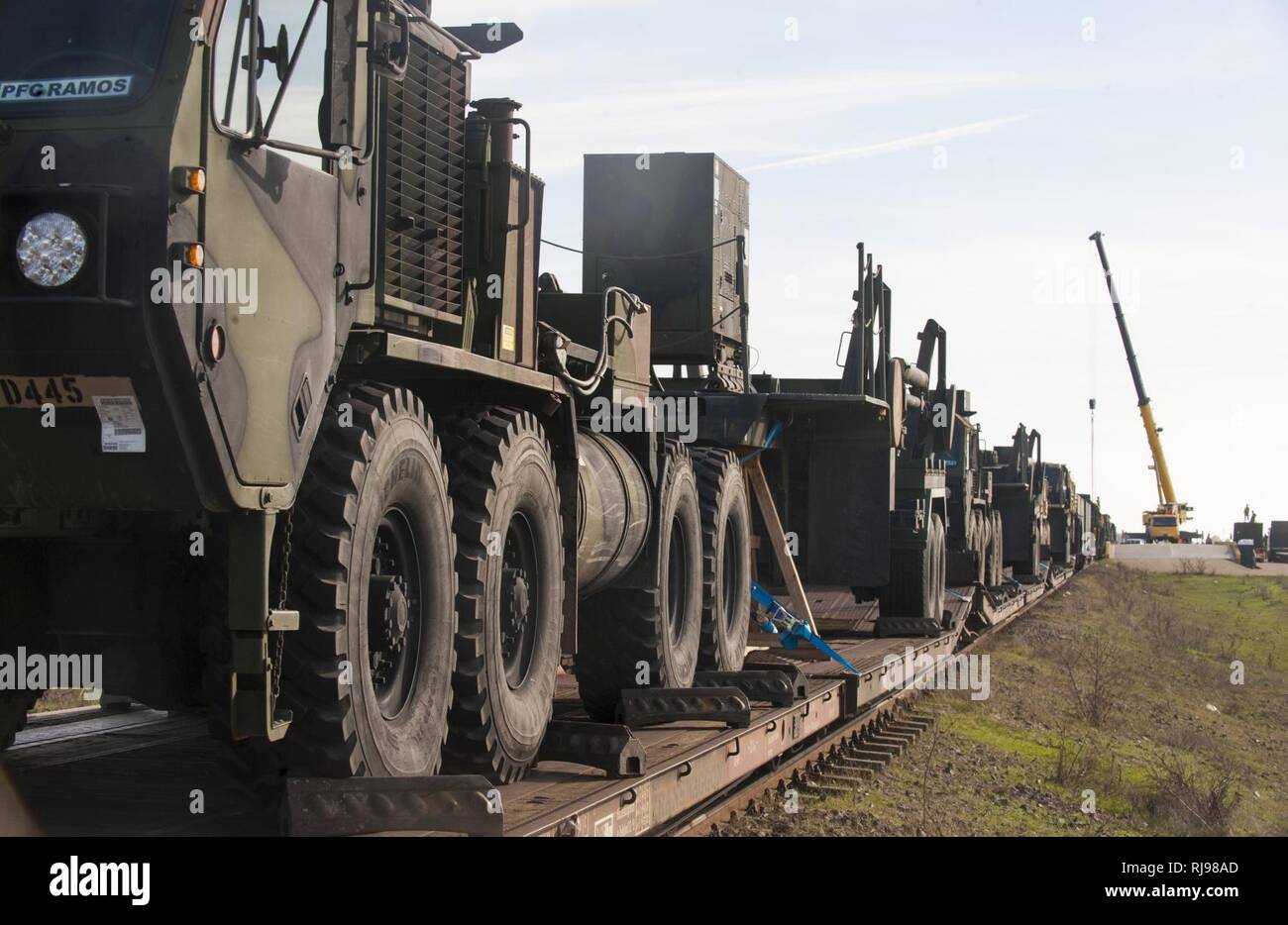 I veicoli assegnati al 5° 7° Battaglione di difesa aerea Reggimento di Artiglieria di arrivare ad una ferrovia stazione di carico durante un "Patriot Shock" esercizio di Capu Midia, Romania il 2 novembre 2016. Il giro delle prove di esercizio dell'unità di risposta rapido deployment readiness e aumenta l interoperabilità con "Patriot" Missile Systems e i loro partner rumeno. Foto Stock
