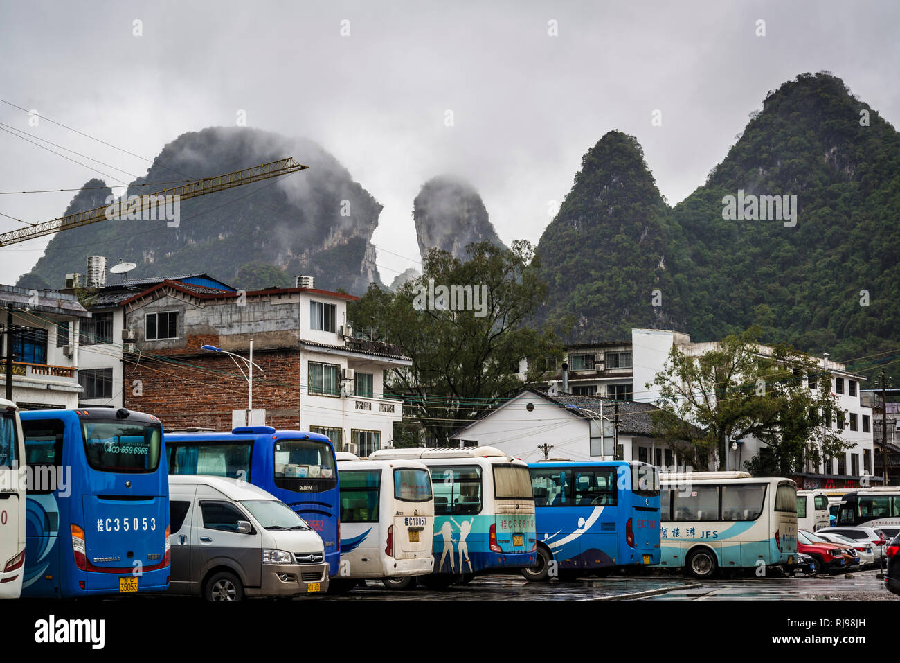 Il boom del settore turistico - autobus turistici parcheggiato nel villaggio di Xingping, Guilin, regione, provincia di Guangxi, Cina Foto Stock