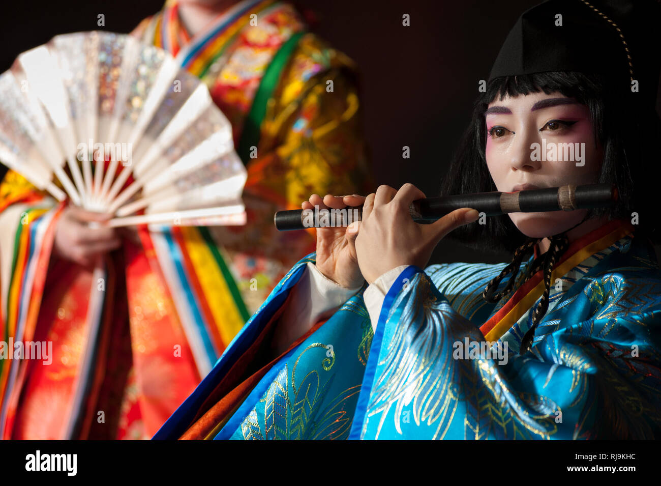 Firenze, Italia - 18 Novembre 2017: giapponese bella giovane donna in kimono tradizionali, svolge un flauto di legno durante uno spettacolo al "Festival giapponese 20 Foto Stock