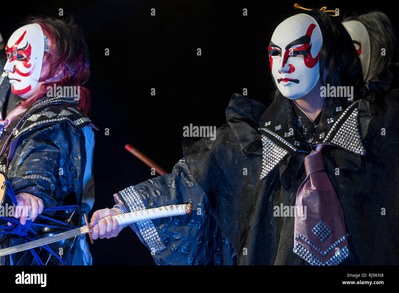 Firenze, Italia - 18 Novembre 2017: giapponese ballerini con maschere tradizionali e katana, durante una performance al "Festival giapponese 2017'. Foto Stock