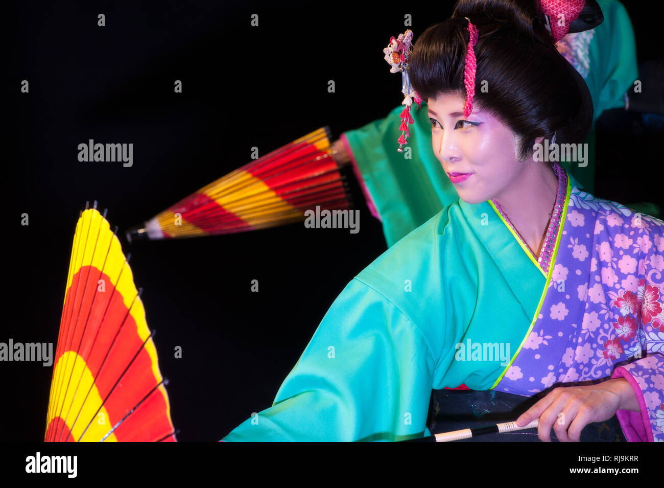 Firenze, Italia - 18 Novembre 2017: giapponese bella giovane donna in kimono tradizionali, con ombrellone, danza durante uno spettacolo al "Festival giapponese 20 Foto Stock