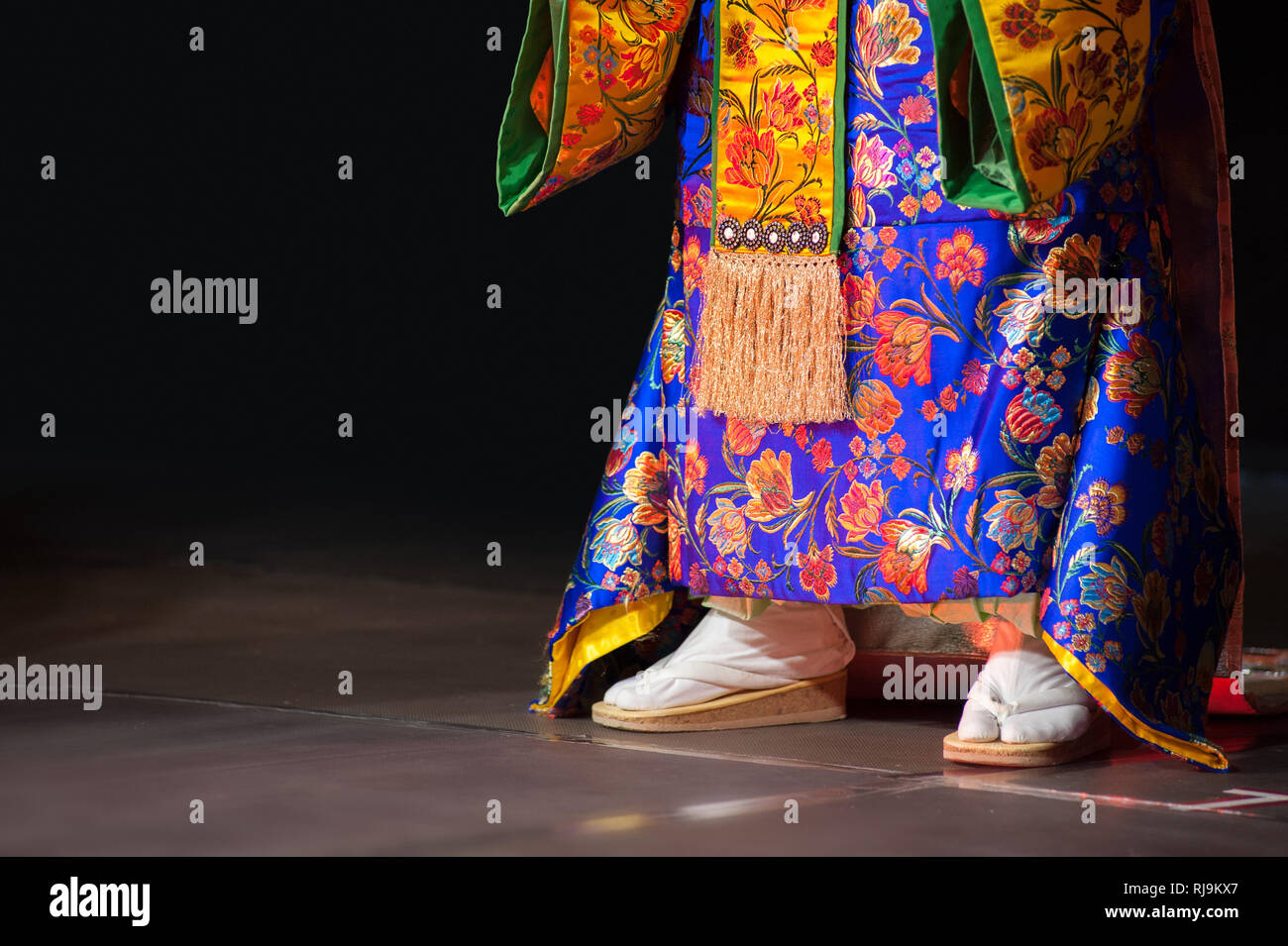 Dettaglio di Geta sandalo indossato da una donna giapponese in kimono tradizionali Foto Stock