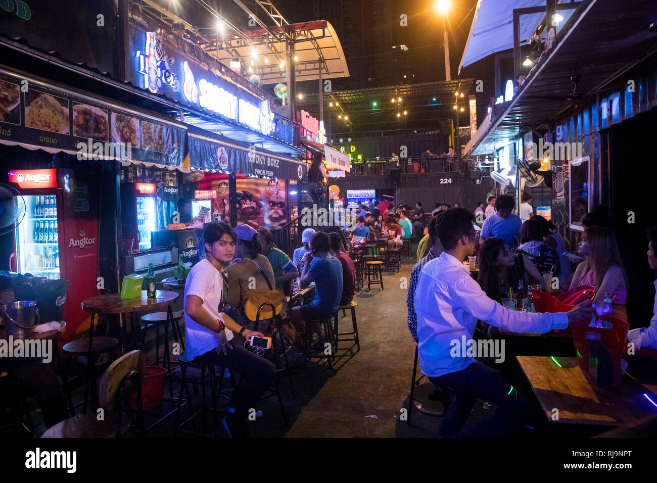 Kambodscha, Phnom Penh, Jet contenitori, ein modernes Bar- und Vergnügungsviertel aus ehemaligen Containern spricht vor allem Die junge Generation der Foto Stock